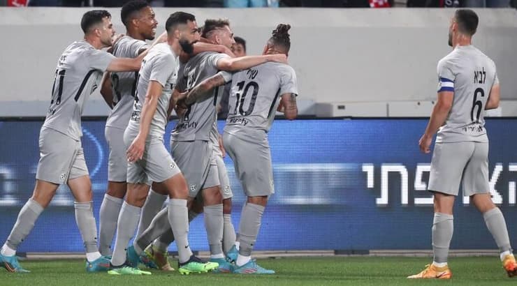 שחקני מכבי חיפה חוגגים עם אצילי (רדאד ג'בארה) שחקני מכבי חיפה חוגגים עם אצילי