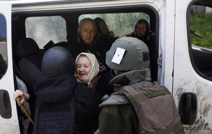 אוקראינה תושבים מפונים מכפר במחוז חרקוב ששוחרר מהכיבוש הרוסי 