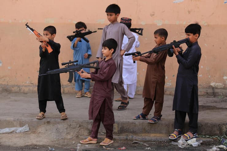 עיד אל פיטר ילדים חוגגים ב פקיסטן פשאוור
