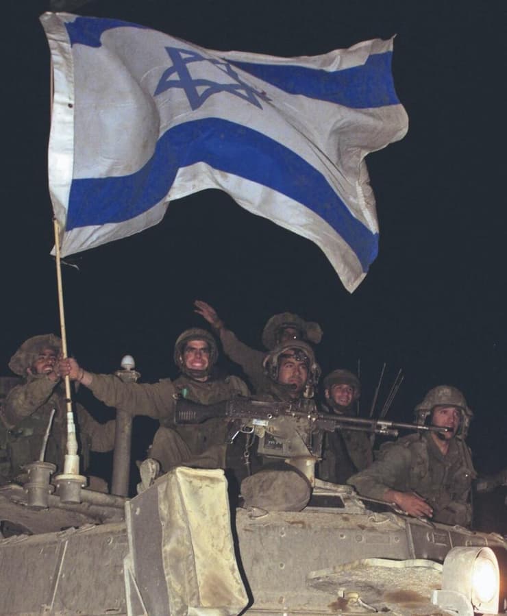שרון שיטובי ז" וחבריו לטנק מניפים דגל ישראל