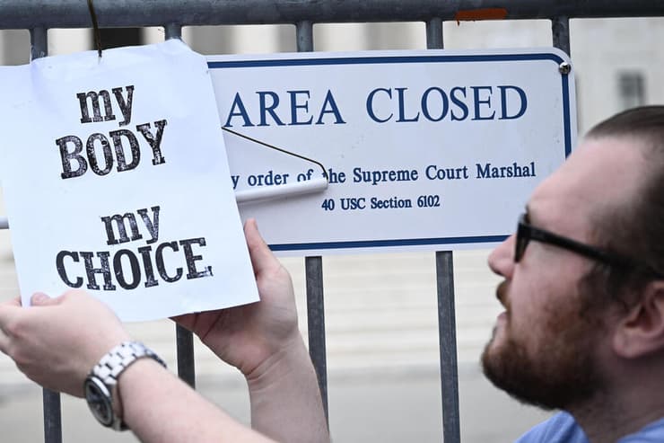 מחאה מול בית המשפט העליון בוושינגטון
