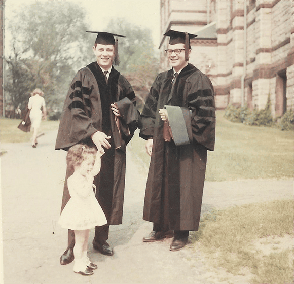 עבודה שזכתה לשבחים רבים. וינוגרד (משמאל) בטקס קבלת תואר דוקטור, עם עמית ללימודים באוניברסיטת בראון ועם בתו סיגל