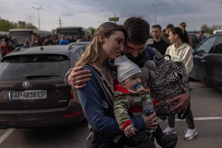 אזרחים שברחו מ מריופול מגיעים למרכז קליטה ב זפורז'יה אוקראינה מלחמה