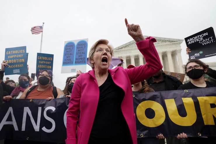 ה סנאטורית אליזבת וורן בהפגנה נגד ביטול הזכות לה הפלה הפלות ב ארה"ב מול בית המשפט העליון ב וושינגטון
