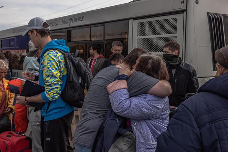 אזרחים שברחו מ מריופול מגיעים למרכז קליטה ב זפורז'יה אוקראינה מלחמה