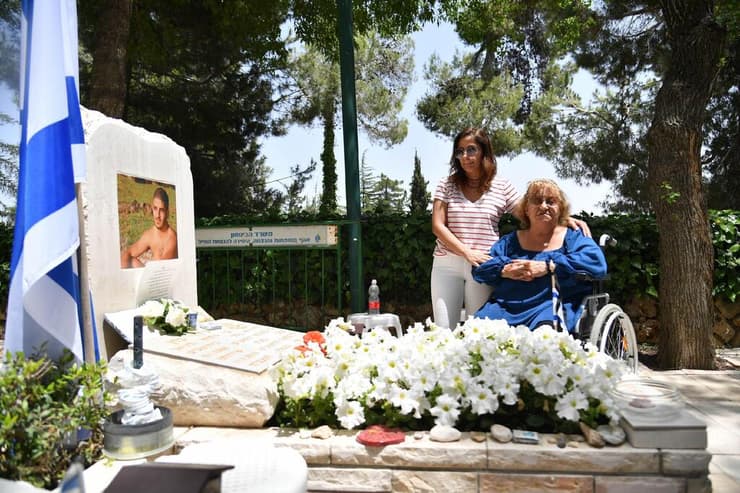משפחות שכולות עולות לקברי יקיריהן לפני יום הזיכרון בהר הרצל
