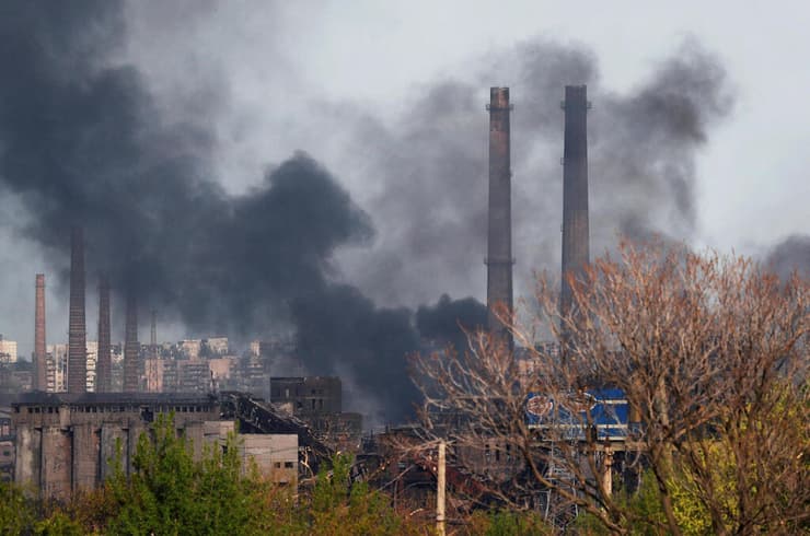 עשן ב מפעל אזובסטל ב מריופול אוקראינה