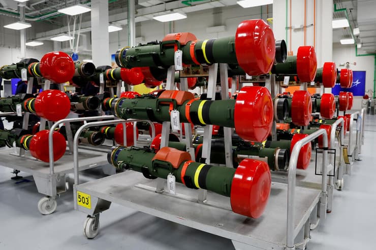 נשיא ארה"ב ג'ו ביידן מבקר ב מפעל של לוקהיד מרטין ליצור נשק טילי ג'אוולין נגד טנקים ב אלבמה ארה"ב כחלק מהסיוע ל אוקראינה