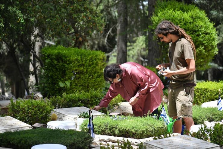 משפחות שכולות עולות לקברי יקיריהן לפני יום הזיכרון בהר הרצל