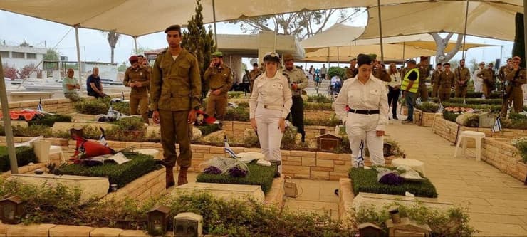 חיילים בחלקה הצבאית בבית העלמין באשדוד
