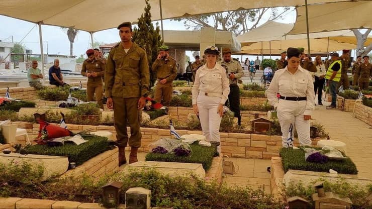 חיילים בחלקה הצבאית בבית העלמין באשדוד