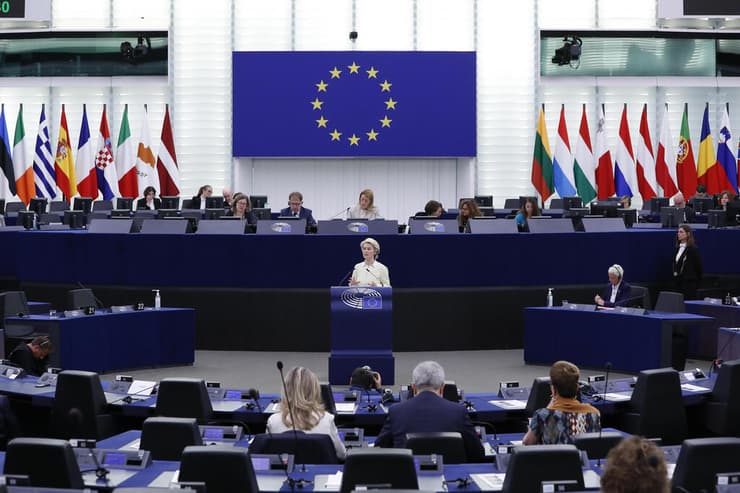 נציבת הנשיאות האירופית אורסולה פון דר ליין נואמת בפני הפרלמנט האירופי האיחוד האירופי מלחמה רוסיה אוקראינה