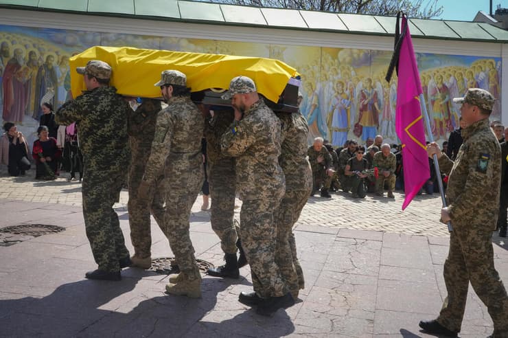 אוקראינה הלוויה של חייל ב קייב