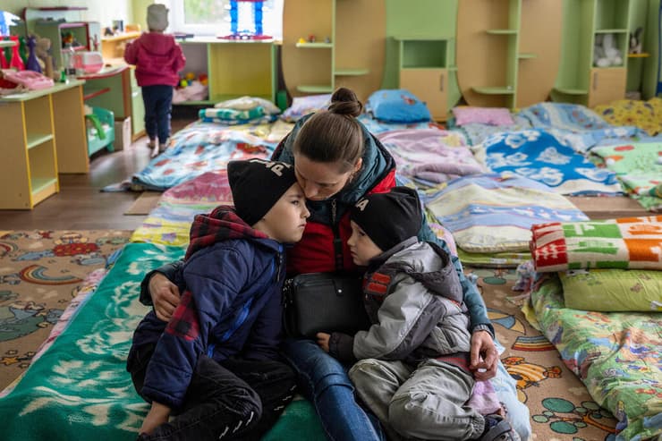 אוקראינה אמא בשם סבטלנה ו ילדיה אחרי שברחו מ אזור חרסון