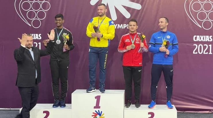 אבי בוקלר על הפודיום