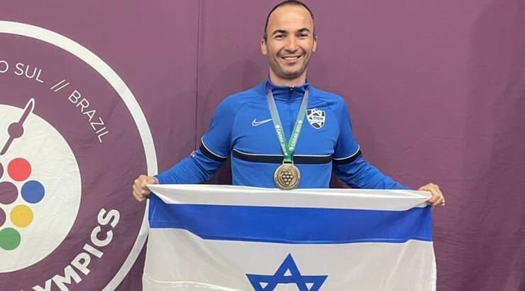 אבי בוקלר עם המדליה