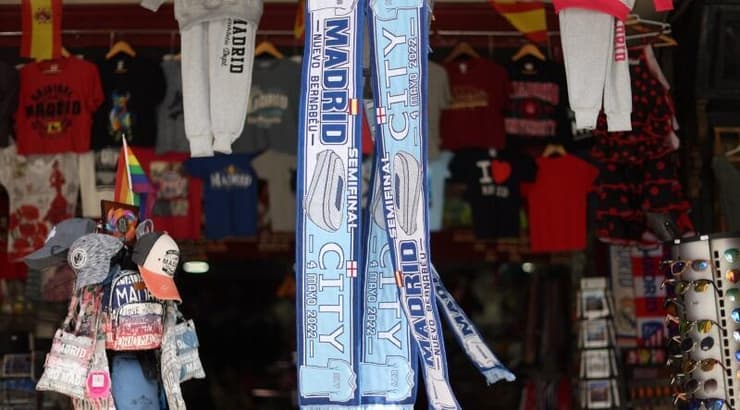 הצעיפים מוכנים מחוץ לסנטיאגו ברנבאו (רויטרס) הצעיפים מוכנים מחוץ לסנטיאגו ברנבאו