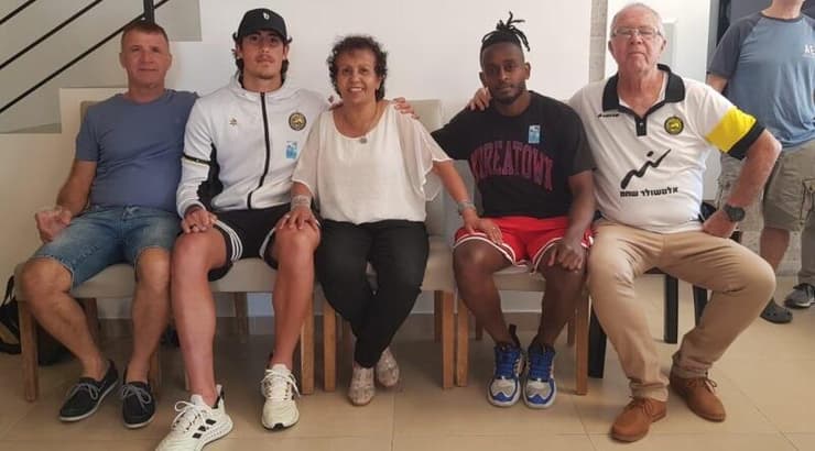 אברהם וגאנדלמן וסגל עם המשפחה (באדיבות המועדון) אברהם וגאנדלמן וסגל עם המשפחה