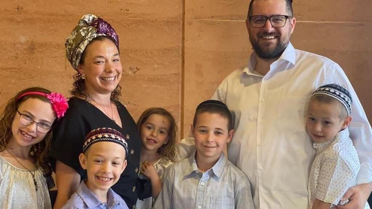 "רצינו שהילדים יהיו ישראליים, שידברו עברית". רייצ'ל ואדם הופקינס עם ילדיהם