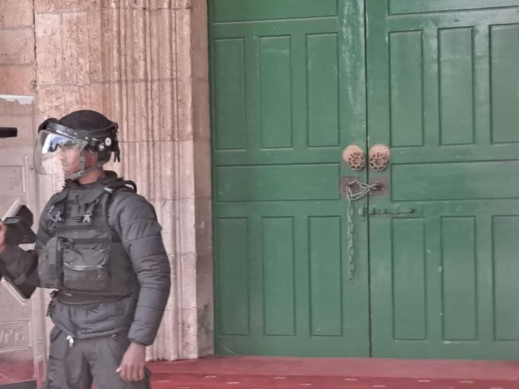 המשטרה חסמה את הכניסה למסגד בשרשראות