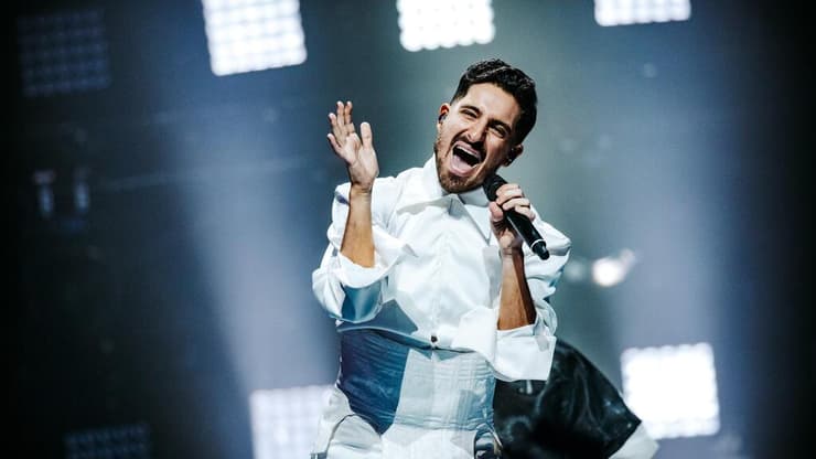 מיכאל בן דוד מתוך החזרה הגנרלית לחצי גמר אירוויזיון 2022 (צילום: EBU / NATHAN REINDS) מיכאל בן דוד בחזרות לאירוויזיון 2022