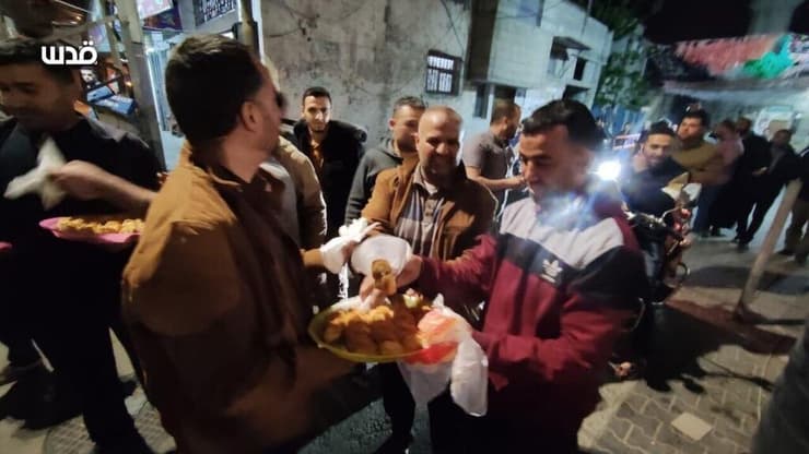 פלסטינים חוגגים בחאן יונס את הפיגוע באלעד