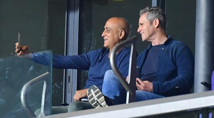 בוני גינזבורג ומשה סיני ביציע