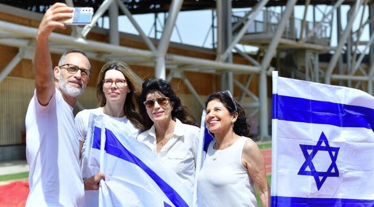 האתלטים עם הדגל. זהבה שמואלי, אסתר רוט שחמורוב, חנה מיננקו ורוגל נחום