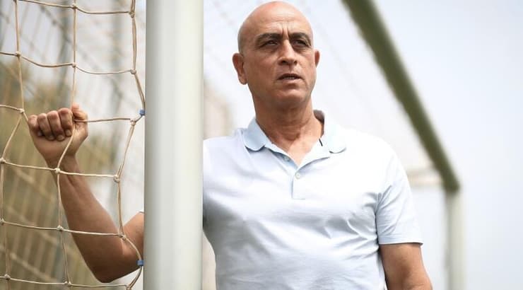 "זזתי הצידה". משה סיני