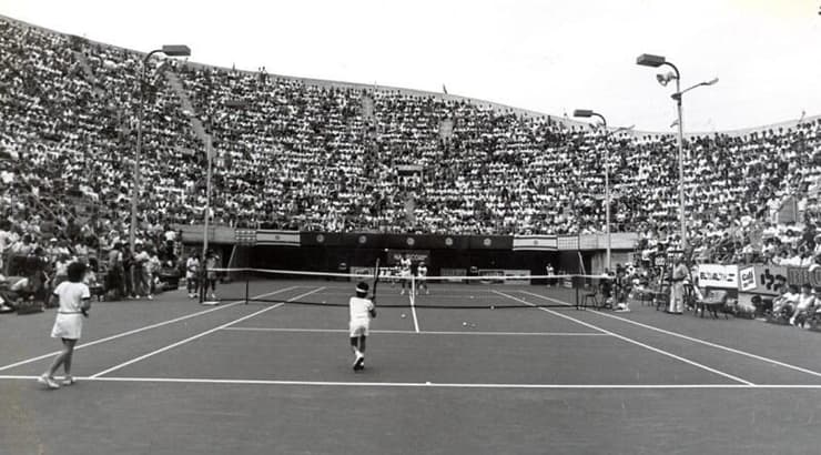 אצטדיון קנדה בשנותיו הראשונות (ארכיון מרכזי הטניס והחינוך בישראל) אצטדיון קנדה בשנותיו הראשונות