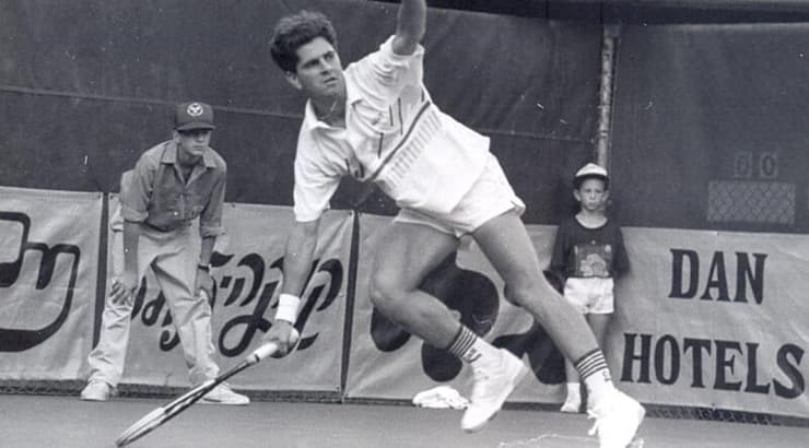 עמוס מנסדורף בפעולה (ארכיון מרכזי הטניס והחינוך בישראל) עמוס מנסדורף בפעולה