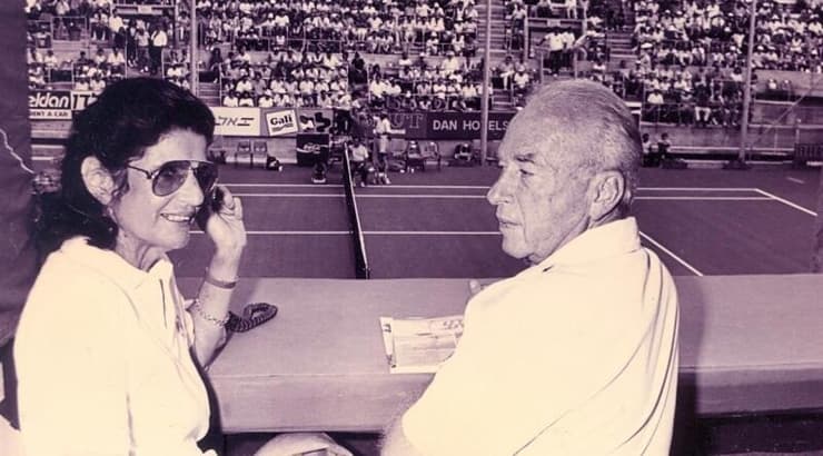 יצחק ולאה רבין בתא הנשיאותי באצטדיון (ארכיון מרכזי הטניס והחינוך בישראל) יצחק ולאה רבין בתא הנשיאותי באצטדיון