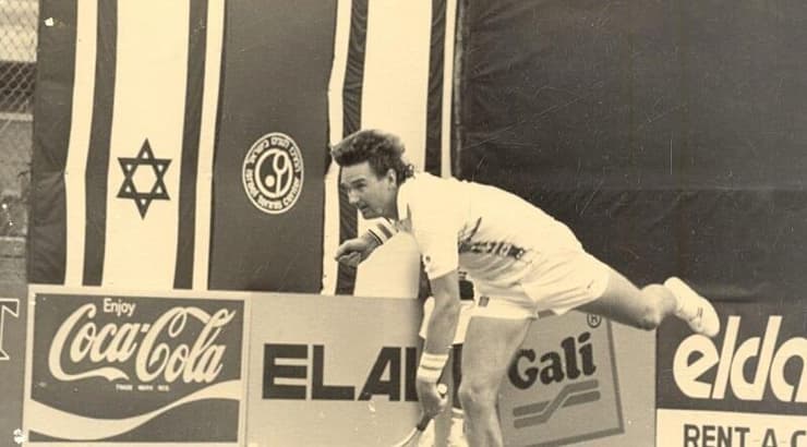 ג'ימי קונורוס בטורניר באצטדיון (ארכיון מרכזי הטניס והחינוך בישראל) ג'ימי קונורוס בטורניר באצטדיון