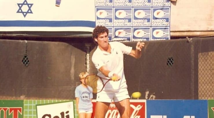 ברט גילברט בטורניר באצטדיון (ארכיון מרכזי הטניס והחינוך בישראל) ברט גילברט בטורניר באצטדיון