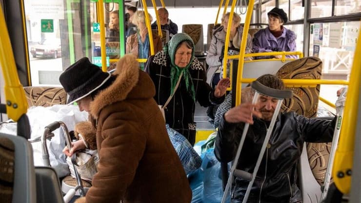 תושבי מיקולאייב מתפנים באוטובוסים לאודסה