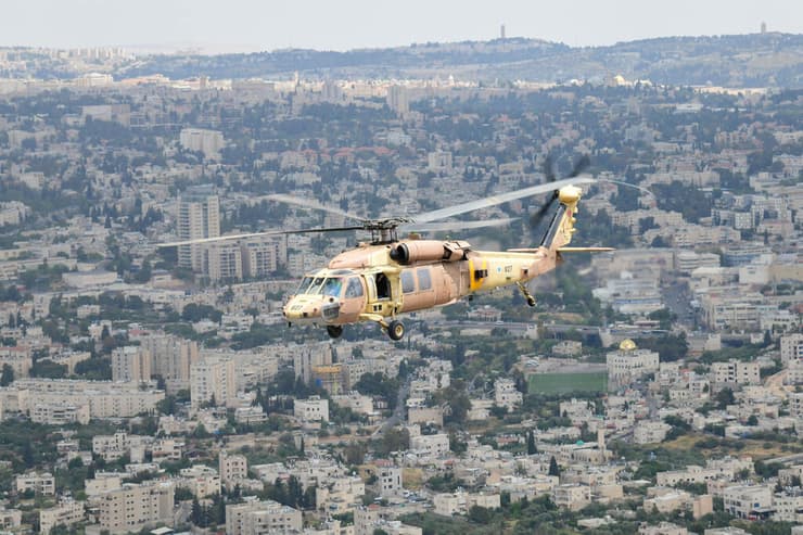 תל אביב חוף  מטוסים הטסה מטס חיל אוויר חיילים צבא צה"ל יום עצמאות חגיגה ישראל