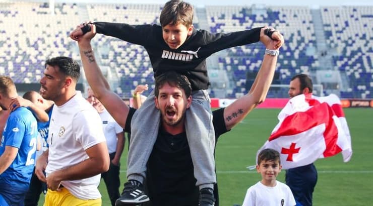 ניר ברקוביץ' ובנו חוגגים (שחר גרוס) ניר ברקוביץ' ובנו חוגגים