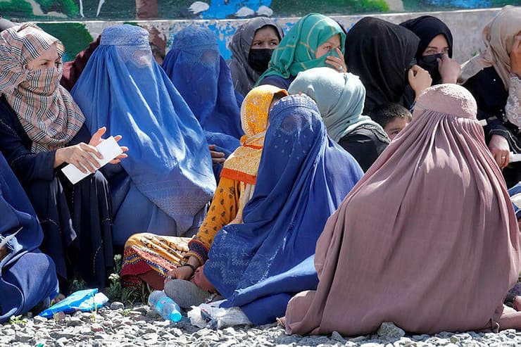 אפגניסטן נשים מכוסות בורקה צ'דרי חיג'אב הוראה של ה טליבאן
