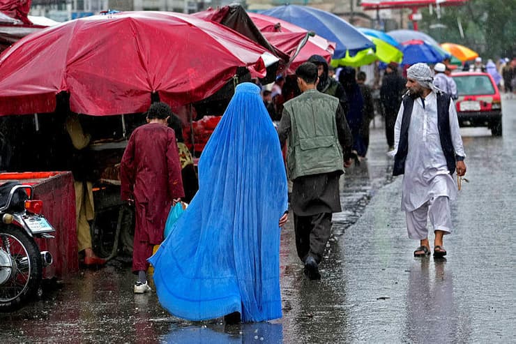 אפגניסטן נשים מכוסות בורקה צ'דרי חיג'אב הוראה של ה טליבאן