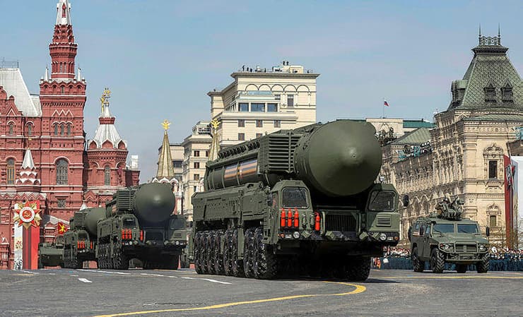 רוסיה מוסקבה הכיכר האדומה חזרה גנרלית ל מצעד הניצחון על ה נאצים מערכות יארס YARS טילים בין יבשתיים