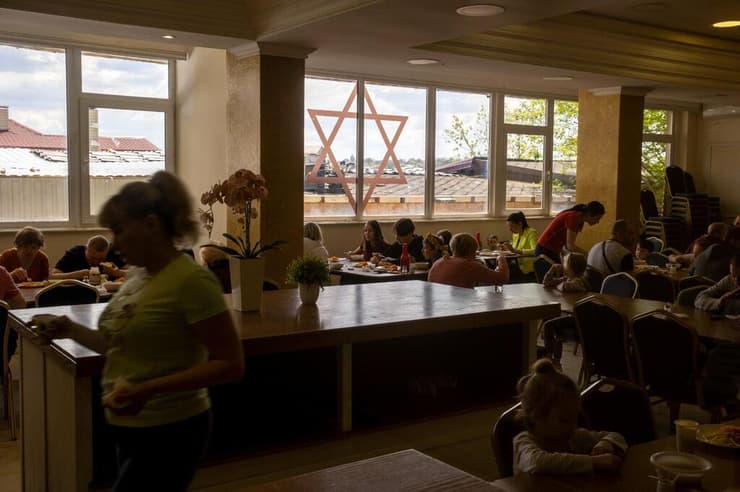 חדר האוכל במלון "אורות" מספק מזון לכל הפליטים