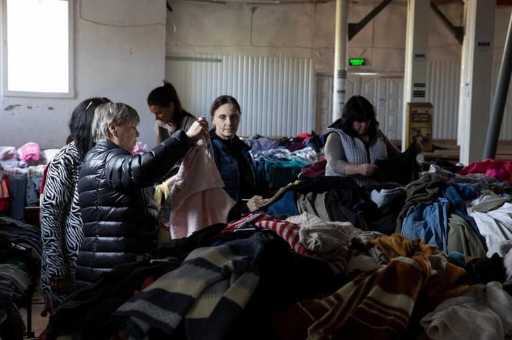 חלוקת בגדים שנתרמו לפליטים