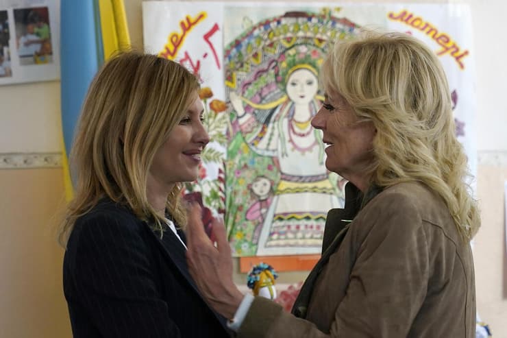 הגברת הראשונה של ארה"ב ג'יל ביידן ו אולנה זלנסקה רעייתו של זלנסקי פגישה ב אוקראינה