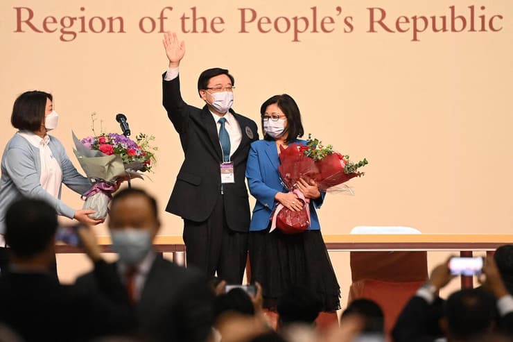 ג'ון לי נבחר ל מנהיג הונג קונג החדש כאן עם אשתו ג'נט