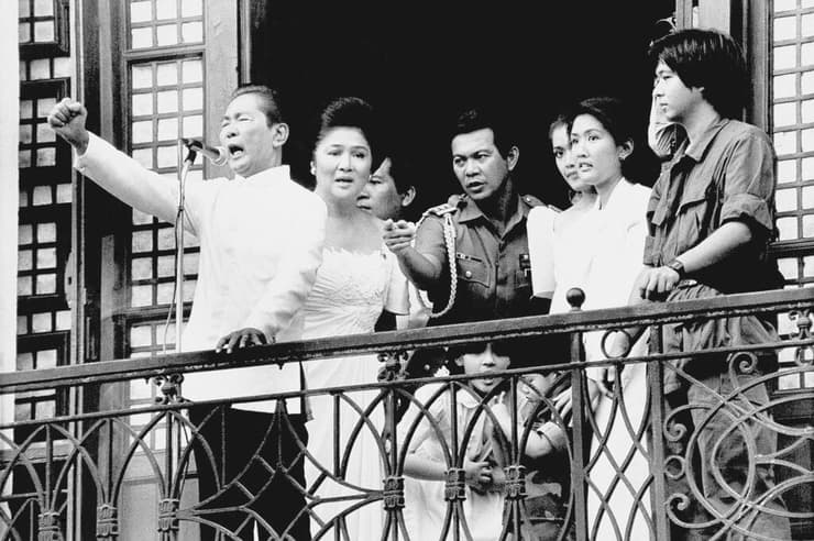 הפיליפינים פיליפינים רודן פרדיננד מרקוס עם אשתו אימלדה והכי מימין פרדיננד מרקוס ג'וניור 1986