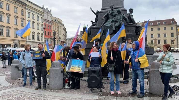 תמיכה באוקראינה גם בכיכר המרכזית בקרקוב