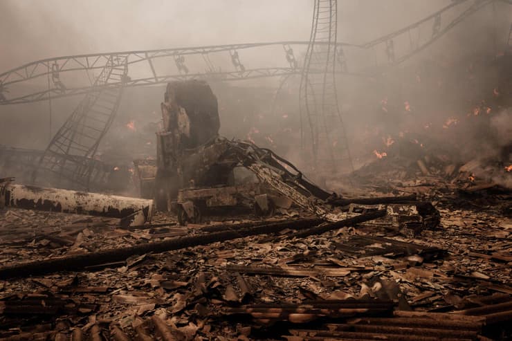 הריסות תחנת רכבת שהותקפה בעיר סיברסק מחוז דונייצק ב מזרח אוקראינה 