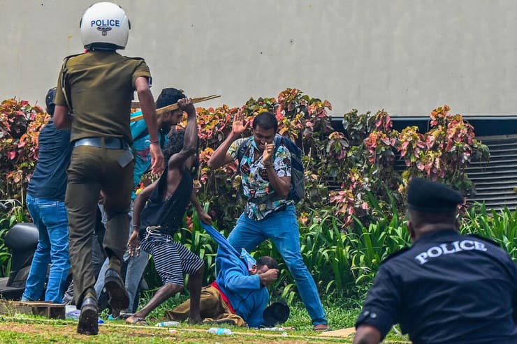 סרי לנקה מהומות עימותים ליד מעון ראש הממשלה מהינדה רג'פקסה
