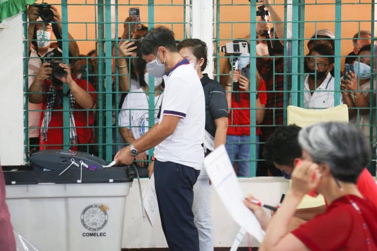הפיליפינים פיליפינים פרדיננד מרקוס ג'וניור מצביע בחירות נשיא