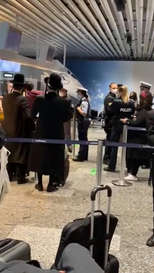 חרדים שלא הורשו לעלות למטוס, בנמל התעופה בגרמניה